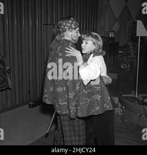 Danse dans le 1950s.Un jeune couple à une danse et une mascarade se tenant les uns les autres près de se déplacer à la musique.Suède 1951 réf. Kristoffersson BE86-8 Banque D'Images