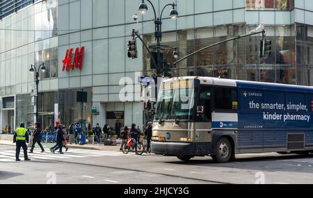 Un bus xxpress part de West 34th Stret dans Busy Herald Square à New York le mardi 25 janvier 2022.(© Richard B. Levine) Banque D'Images