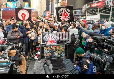 La représentante Alexandria Ocasio-Cortez, au centre, rejoint les travailleurs de la prestation de services, les élus et les partisans de Times Square à New York le dimanche 23 janvier 2022 pour célébrer l'adoption au Conseil de New York de plusieurs textes législatifs garantissant l'accès aux toilettes des travailleurs de la prestation de services, la transparence des revenus et d'autres droits de l'homme.(© Richard B. Levine) Banque D'Images