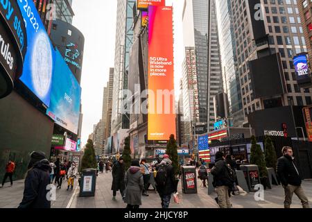 Publicité pour le service cellulaire Verizon Wireless 5G à Times Square à New York le dimanche 23 janvier 2022.En raison des craintes que 5G interférera avec les altimètres d'avion, le service a été retardé près de certains aéroports.(© Richard B. Levine) Banque D'Images