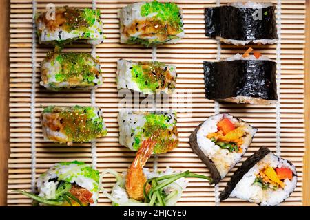 Un plateau de sushis avec uramaki et maki. Banque D'Images