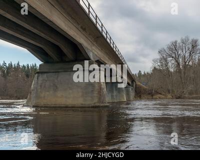 Pont en béton, construit en 1909. Pont en béton armé traversant la rivière Gauja à Strenči Banque D'Images