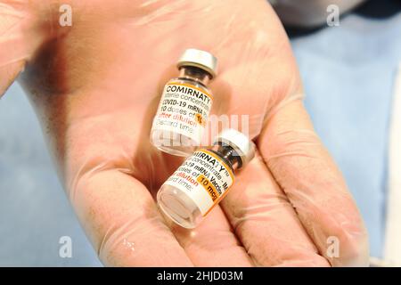 Naples, Italie.26th janvier 2022.(1/26/2022) campagne de vaccination des enfants contre Covid 19, l'opérateur prépare les doses de vaccin dans le centre de vaccination de Mostra d'Oltremare de Naples, poursuit la campagne de vaccination des enfants contre la propagation de Covid-19.(Photo de Pasquale Gargano/Pacific Press/Sipa USA) crédit: SIPA USA/Alay Live News Banque D'Images