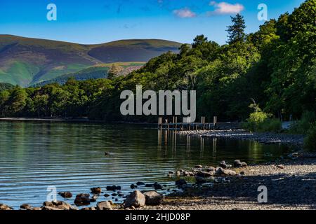 Une vue sur la jetée d'Asodness sur l'eau de Derwent dans le district du lac anglais un matin d'été Banque D'Images