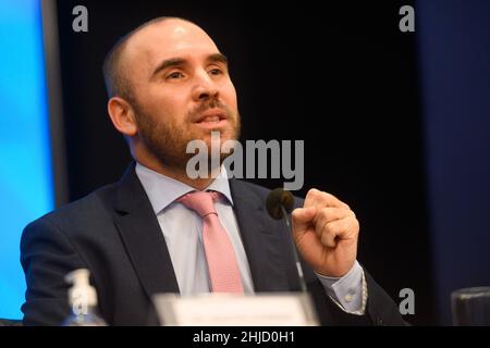 Buenos Aires, Argentine.28th janvier 2022.Le ministre argentin de l'économie, M. Martín Guzmán, s'exprime lors d'une conférence de presse sur l'accord conclu avec le Fonds monétaire international (GI).Crédit : SOPA Images Limited/Alamy Live News Banque D'Images