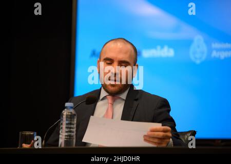 Buenos Aires, Argentine.28th janvier 2022.Le ministre argentin de l'économie, M. Martín Guzmán, s'exprime lors d'une conférence de presse sur l'accord conclu avec le Fonds monétaire international (GI).Crédit : SOPA Images Limited/Alamy Live News Banque D'Images