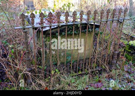 Cimetière général de Sheffield.Les chemins bordés d'arbres filent à travers un patchwork surcultivé de pierres tombales et de fer rouillé Banque D'Images