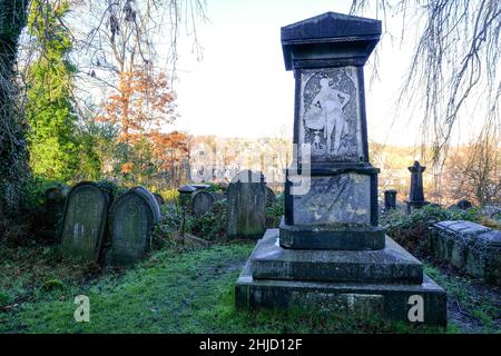 Cimetière général de Sheffield.Les chemins bordés d'arbres filent à travers un patchwork surcultivé de pierres tombales et de fer rouillé Banque D'Images