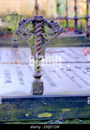 Cimetière général de Sheffield.Les chemins bordés d'arbres filent à travers un patchwork surcultivé de pierres tombales et de fer rouillé Banque D'Images