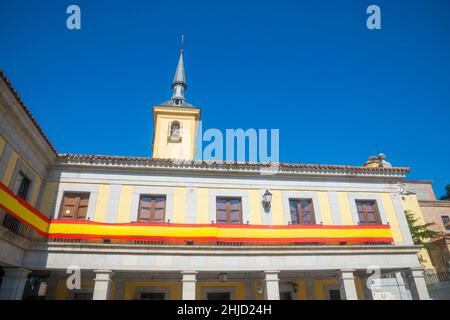 Façade du bâtiment et tour de l'église.Plaza Mayor, Brunete, province de Madrid, Espagne. Banque D'Images