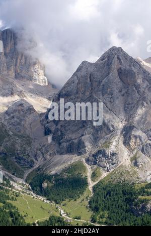 Vue sur le massif de Marmolada près de Val Contrin.Dolomites. Banque D'Images