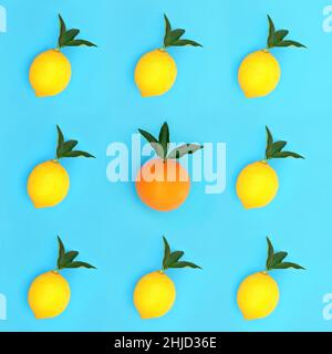 Étrange un hors concept avec citron et fruit orange avec feuilles de feuilles dans un motif isométrique sur fond bleu. Motif abstrait à contraste minimal. Banque D'Images