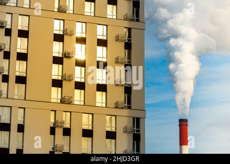 Bâtiments résidentiels situés à proximité des tuyaux de vapeur de la centrale thermique.Concept de pollution urbaine et éluronmentale Banque D'Images