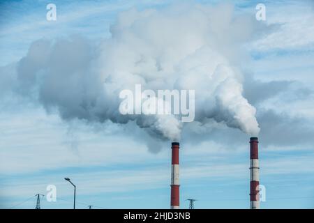 De la vapeur s'échappe des tuyaux de la centrale thermoélectrique en hiver.L'industrie de l'énergie thermique et le concept de pollution environnementale et . Banque D'Images