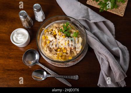 Chili blanc de poulet.Soupe de maïs avec poulet et haricots.Repas lent facile pour la cuisinière. Banque D'Images