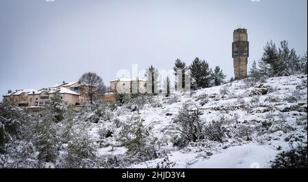 Mevasseret Sion, Israël - 27th janvier 2022 : le château d'eau de Mevasseret Sion, une ville près de Jérusalem, le matin d'hiver enneigé. Banque D'Images