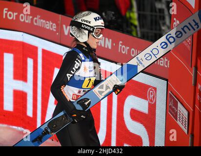 Willingen, Allemagne.28th janvier 2022.Ski nordique, saut à ski : coupe du monde, grande colline, saut en équipe mixte.Juliane Seyfarth, d'Allemagne, sort de la zone de sortie après son deuxième saut de score de Mühlenkopfschanze.Credit: Arne Dedert/dpa/Alay Live News Banque D'Images