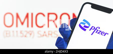 Kharkov, Ukraine - 27 janvier 2022: Banner, vaccination omicron avec le nouveau vaccin Phizer.Concept de vaccination Banque D'Images