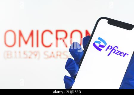Kharkov, Ukraine - 27 janvier 2022 : vaccination par OMICRON avec le nouveau vaccin Phizer.Concept de vaccination Banque D'Images