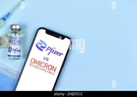 Kharkov, Ukraine - 27 janvier 2022 : variante phizer et Omicron du coronavirus.Le concept de Vaccinaction, de santé et de protection.Table médicale avec vaccin Banque D'Images
