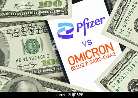 Kharkov, Ukraine - 27 janvier 2022 : logo du phizer et variante d'Omicron du coronavirus.Vaccination, concept d'entreprise Banque D'Images