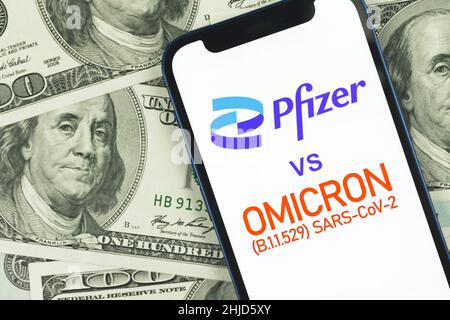 Kharkov, Ukraine - 27 janvier 2022 : variante phizer et Omicron du coronavirus vue de dessus Banque D'Images