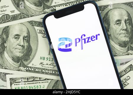 Kharkov, Ukraine - 27 janvier 2022 : logo du phizer, vaccin et vaccination, concept de vaccination.Contexte de l'argent, de l'entreprise Banque D'Images