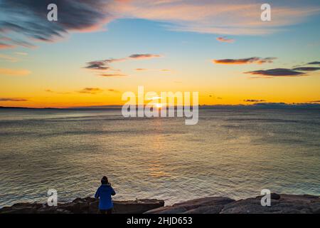 Photographe capturant le lever du soleil à l'horizon de l'océan Atlantique dans le parc national d'Acadia, Maine, États-Unis Banque D'Images