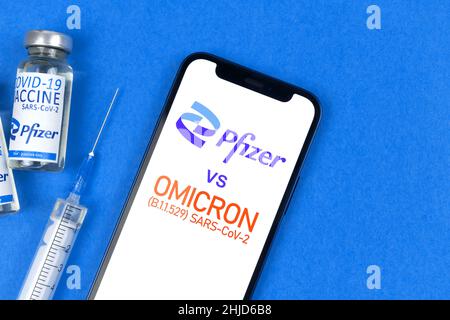 Kharkov, Ukraine - 27 janvier 2022 : variante phizer et Omicron du coronavirus.Le concept de Vaccinaction, de santé et de protection Banque D'Images