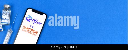 Kharkov, Ukraine - 27 janvier 2022 : variante phizer et Omicron du coronavirus.Bannière de Vaccinaction, espace de copie, concept de santé et de treathment Banque D'Images