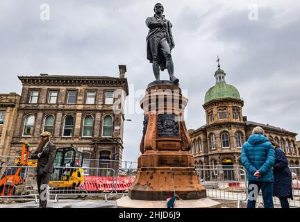 La statue restaurée de Robert Burns a été rétablie après les travaux de construction de trams avec Victorian Corn Exchange, Bernard Street, Leith, Édimbourg, Écosse Banque D'Images