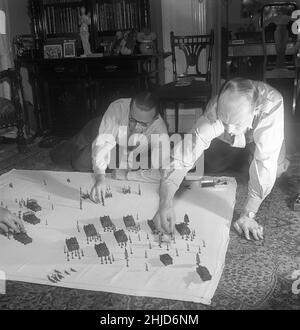 Soldats de l'étain dans les 1950s.Membres des collectionneurs danois de figurines en étain avec une collection de soldats en étain et de jouets en étain devant eux.Les soldats de l'étain étaient un passe-temps historique souvent dans les thèmes.L'étain a été fondu et versé sous forme de figures qui, lorsqu'ils avaient refroidi et pris hors des formes ont été peintes avec soin.1952. Kristoffersson réf. BE30-5 Banque D'Images