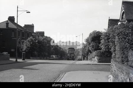 1960, historique, un AEC Regent RT bus, No 233 monter une légère pente sur une banlieue verdoyante London Street, Angleterre, Royaume-Uni.Le bus à impériale transporta des passagers sur la route Finsbury Park - Muswell Hill (Alexander Park).Le RT était le bus standard de Londres de la 1950s - et même surnuméroté le célèbre bus "Routemaster" tout au long de la 1960s - et pour un bus premier delirerd en 1939, il est resté en service pendant 40 ans jusqu'à 1979. Banque D'Images