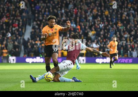 Loups footballeur Adama Traore fouillé par Tyrone Mings of Villa.Wolverhampton Wanderers / Aston Villa au stade Molineux 10/11/2019 - English Premier League Banque D'Images