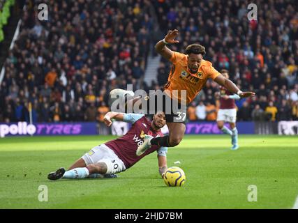 Loups footballeur Adama Traore fouillé par Tyrone Mings of Villa.Wolverhampton Wanderers / Aston Villa au stade Molineux 10/11/2019 - English Premier League Banque D'Images