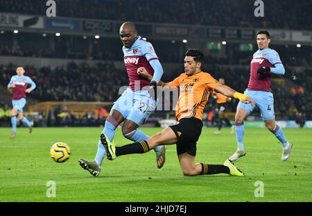 Loups footballeur Raul Jimenez et Angelo Ogbonna de West HamWolverhampton Wanderers / West Ham Unis au stade Molineux 04/12/2019 - English Premier League Banque D'Images