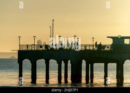 Silhoutte de Boscombe Pier au soleil couchant Banque D'Images