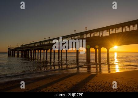 Boscombe Pier au soleil couchant Banque D'Images