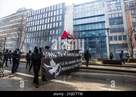 Les manifestants ont tenu une marche en bannière vers la ligne de front de la police dans la rue de la Loi Wet lors de la manifestation.la fin de la manifestation de dimanche dans la ville belge de Bruxelles et au cœur de l'Union européenne a été entachée par une petite minorité qui n'a eu qu'un penchant pour la violence.Plus de 50 000 manifestants venus de toutes les parties de l'Europe ont participé à une manifestation contre le coronavirus anti-gouvernement, qui s'est passée sans incident.Une violente minorité vêtue de noir, renversait le district européen, ils ont vandalisé des voitures, des pierres ont été catapultés et lancées et des panneaux routiers déracinés, devant l'EEAS «Europe Banque D'Images