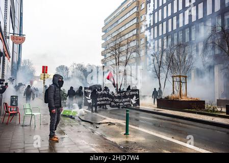 Les manifestants ont tenu une marche en bannière vers la ligne de front de la police dans la rue de la Loi Wet lors de la manifestation.la fin de la manifestation de dimanche dans la ville belge de Bruxelles et au cœur de l'Union européenne a été entachée par une petite minorité qui n'a eu qu'un penchant pour la violence.Plus de 50 000 manifestants venus de toutes les parties de l'Europe ont participé à une manifestation contre le coronavirus anti-gouvernement, qui s'est passée sans incident.Une violente minorité vêtue de noir, renversait le district européen, ils ont vandalisé des voitures, des pierres ont été catapultés et lancées et des panneaux routiers déracinés, devant l'EEAS «Europe Banque D'Images