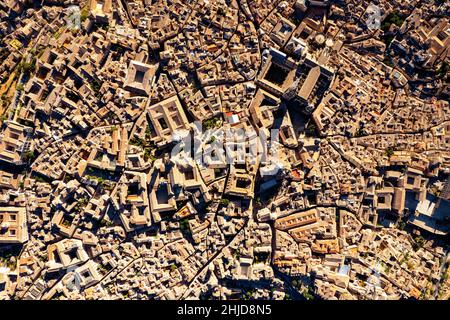 Point de vue de drone, directement au-dessus des toits de vue de la ville de Tolède.Toits de ville historique espagnol.Image aérienne des anciens bâtiments, de la cathédrale, de l'arche médiévale Banque D'Images
