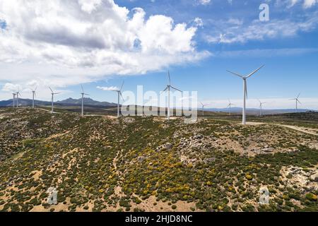 Drone point de vue déplacement de turbines de moulins à vent.Convertisseur d'énergie éolienne en électricité.Image panoramique, terres agricoles cultivées pendant l'été ensoleillé d Banque D'Images