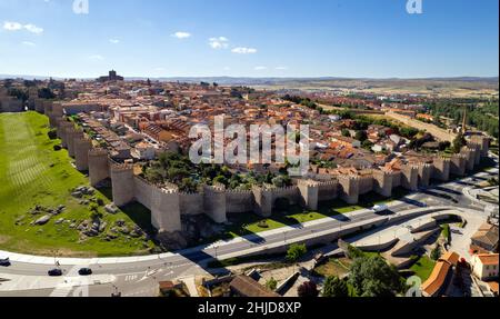 Point de vue de drone toits d'Avila City.Vue sur les murs médiévaux depuis le haut.Ville appelée par ville de Stones et Saints.Célèbre lieu, site espagnol i Banque D'Images