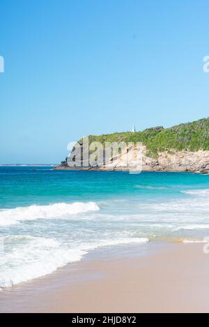 Belle plage tropicale vide au Brésil Banque D'Images