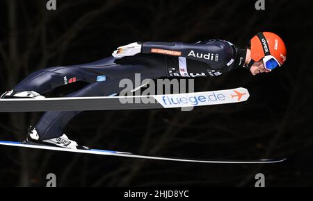 Willingen, Allemagne.28th janvier 2022.Ski nordique, saut à ski : coupe du monde, grande colline, hommes.Stephan Leyhe d'Allemagne saute de la colline Mühlenkopf pendant le prologue.Credit: Arne Dedert/dpa/Alay Live News Banque D'Images