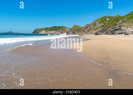 Belle plage tropicale vide au Brésil Banque D'Images