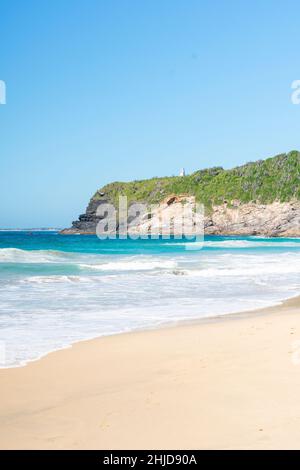 Belle plage tropicale vide au Brésil Banque D'Images