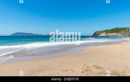 Belle plage tropicale vide au Brésil Banque D'Images