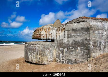De vieux bunkers en béton de la Seconde Guerre mondiale bordent les plages de la côte ouest du Danemark.Les bunkers font partie du mur de l'Atlantique qui était un vaste système o Banque D'Images