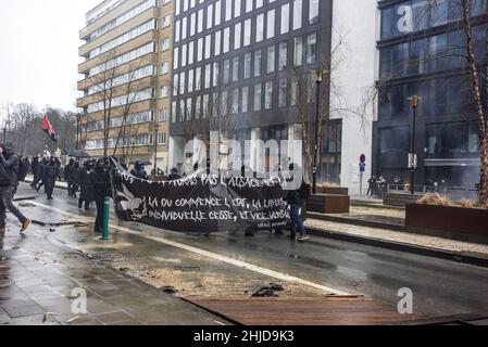 Bruxelles, Belgique.23rd janvier 2022.Les manifestants ont tenu une marche en bannière vers la ligne de front de la police dans la rue de la Loi Wet lors de la manifestation.la fin de la manifestation de dimanche dans la ville belge de Bruxelles et au cœur de l'Union européenne a été entachée par une petite minorité qui n'a eu qu'un penchant pour la violence.Plus de 50 000 manifestants venus de toutes les parties de l'Europe ont participé à une manifestation contre le coronavirus anti-gouvernement, qui s'est passée sans incident.Une violente minorité vêtue de noir, renversait le district européen, saccagé des voitures, catapulté des pierres et jeté des panneaux de signalisation routière Banque D'Images